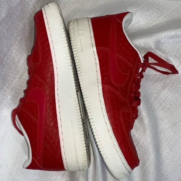 Red leather Nike Air Force 1 LV8 sneakers - Picture 6 of 12